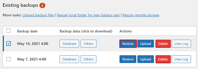 memilih tombol restore di plugin updraftplus untuk memulihkan website dari backup