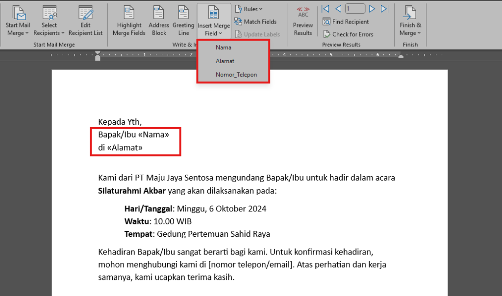 tampilan microsoft word menunjukkan proses memasukkan data mail merge